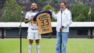 Dani Alves en su presentación con Pumas