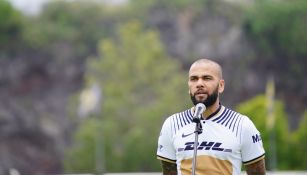 Dani Alves en su presentación con Pumas