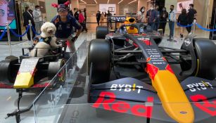 Fabbio y Jorge Rayón con el RB18 de Checo Pérez