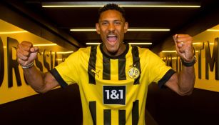 Sébastien Haller posa con la camiseta del Dortmund 