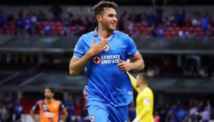 Santi Giménez celebrando un gol con Cruz Azul