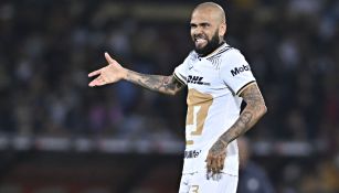 Dani Alves en su debut con Pumas