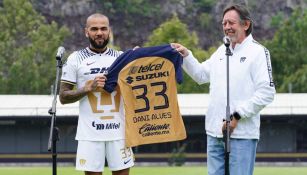 Leopoldo Silva presentando a Dani Alves 