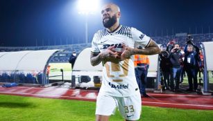 Dani Alves en su debut con Pumas