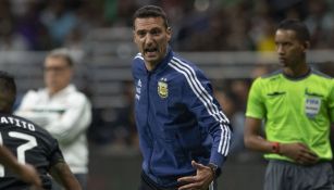 Lionel Scaloni y el Tata Martino durante enfrentamiento 