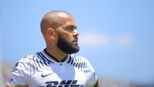 Dani Alves en un partido con Pumas