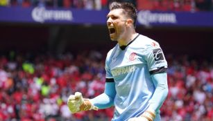 Tiago Volpi festejando un gol de Toluca