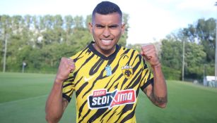 Orbelín en su presentación con AEK