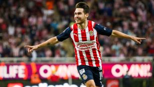 Jesús Angulo festejando un gol con Chivas