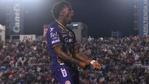 Abel Hernández de San Luis celebra ante Pumas