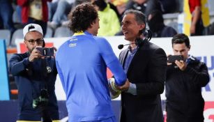 Memo Ocha y Adolfo Ríos en la cancha del Estadio Hidalgo