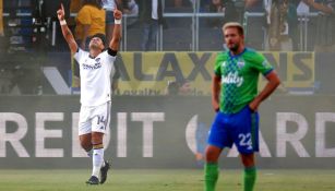 Chicharito Hernández en festejo ante Seattle Sounders