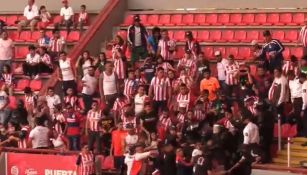 Video: Aficionados de Chivas se pelearon con la policía en el Estadio Victoria