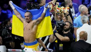 Oleksandr Usyk retuvo los títulos mundiales