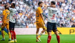 Jugadores reaccionan durante el Clásico Regio 128