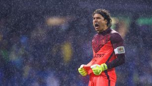 Memo Ochoa celebra con América en el Clásico Capitalino