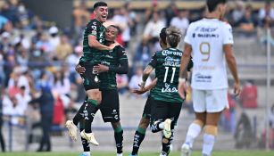 Santos celebrando su goleada ante Pumas