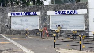 Tienda Oficial de Cruz Azul siendo reparada