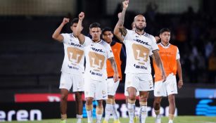 Dani Alves con jugadores de Pumas