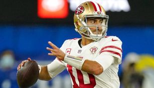 Jimmy Garoppolo durante un partido con 49ers