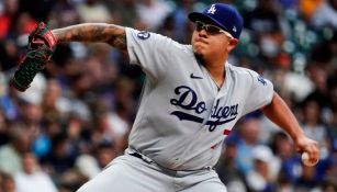 Julio Urías se prepara para lanzar la pelota