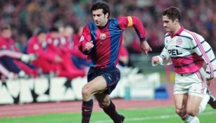 Figo jugando con el Barcelona