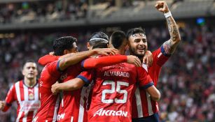 Alexis Vega celebra con Chivas