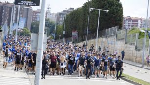 Aficionados del Real Oviedo llegan al estadio