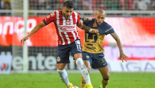 Vega y Alves durante el Pumas vs Chivas