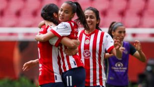 Chivas celebrando su victoria 