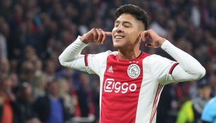 Edson Álvarez durante un partido con Ajax