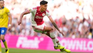 Edson Álvarez durante el juego del Ajax