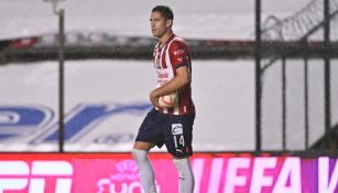 Santiago Ormeño en acción con Chivas