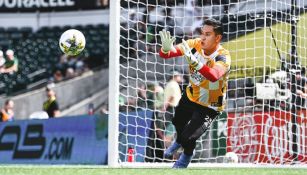 Raúl Gudiño en calentamiento con el Atlanta United