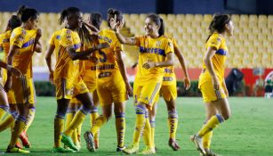 Jugadoras de Tigres festejando un gol