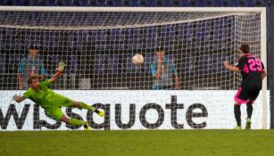 Santiago Giménez anotó doblete en su debut en Europa League