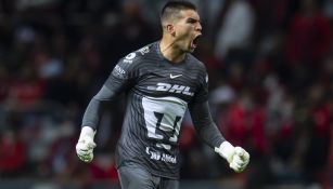 Julio González celebra gol con Pumas