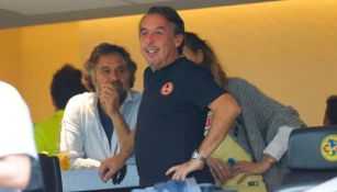 Emilio Azcárraga viendo al Club América