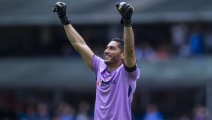 Video: Jesús Corona se tomó foto con aficionada previo a juego de Cruz Azul