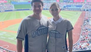 Samuel García y Mariana Rodríguez en el partido de Sultanes