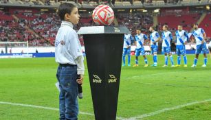 Niño del Protocolo de la Liga Mx se hace viral tras espantarse 