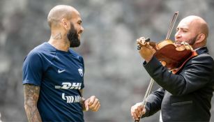 A Dani Alves le llevaron mariachi a Cantera