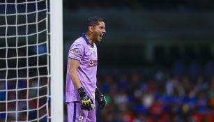 Jesús Corona durante un partido con Cruz Azul