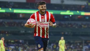 Alexis Vega en un partido de Chivas