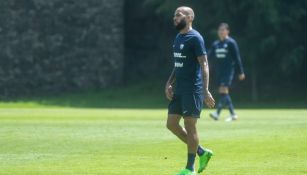 Dani Alves durante un entrenamiento con Pumas