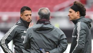 Chicharito, Ochoa y Martino en un entrenamiento del Tri