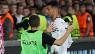 Cristiano Ronaldo junto a personal del Staff