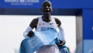 Eliud Kipchoge cruza la línea para ganar el Maratón de Berlín 