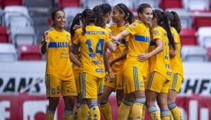 Jugadoras de Tigres celebrando un gol