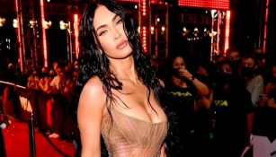 Megan Fox modela para una postal en un evento